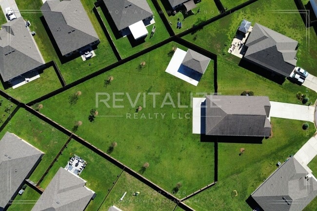 Building Photo - HALF-DEPOSIT SPECIAL! Stunning Luxury Home in Silverhill with Huge Diamond Shaped Backyard!