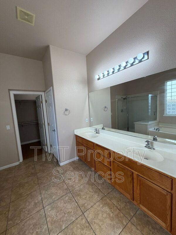 Building Photo - 9348 Sierra Spring Way