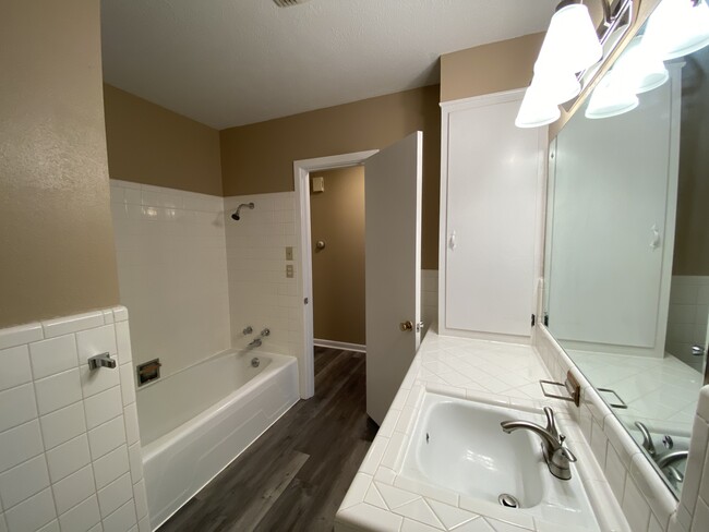 Building Photo - 2 Knightsbridge Pl