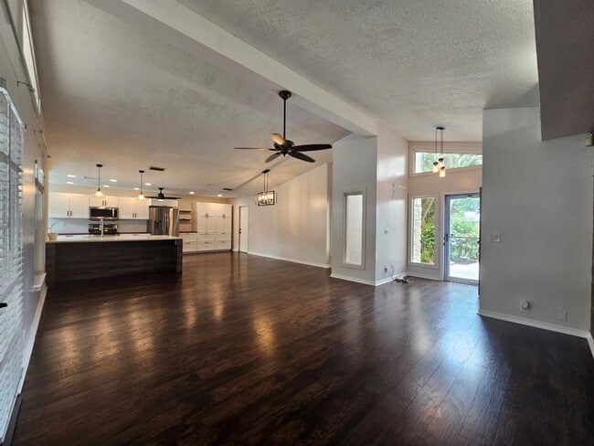 Building Photo - Beautiful 3/2 Pool Home