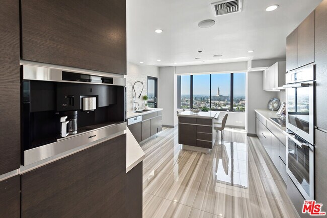 Building Photo - 10724 Wilshire Blvd