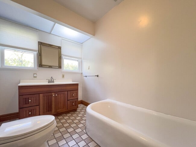 Building Photo - Storybook 3BR Home in Pretigious Rossmoyne...