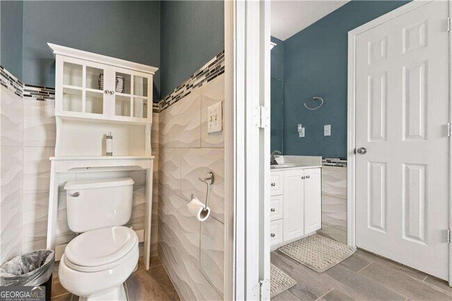 Building Photo - 2437 Pondside Pl NE