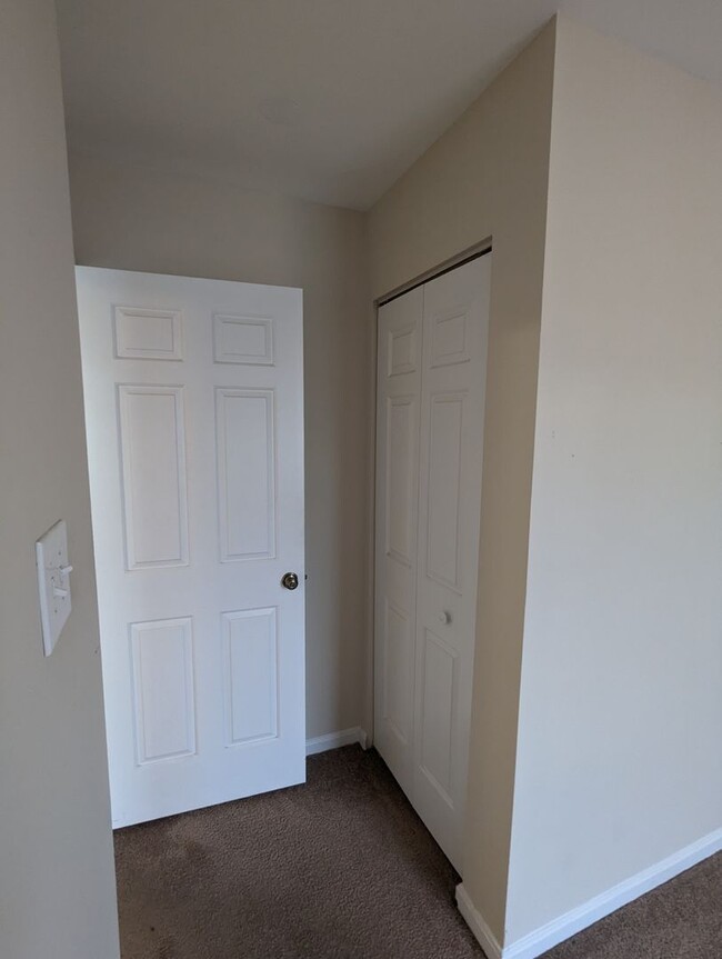 Building Photo - Beautifully maintained townhouse in Freder...
