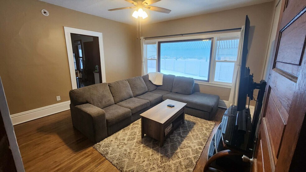 Building Photo - 912 4th St NE