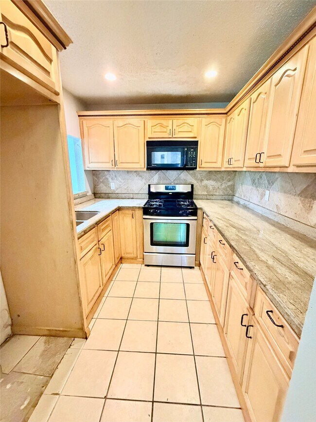 Building Photo - 7402 Alegria Dr