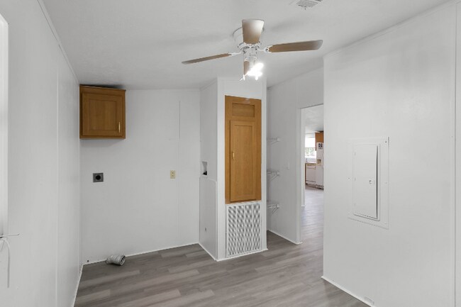 Building Photo - 571 Lindsey Dr