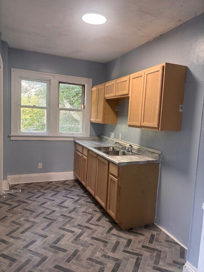 Building Photo - 3037 E 121st St
