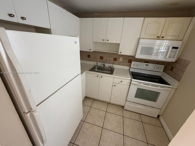 Building Photo - 1725 W 60th St