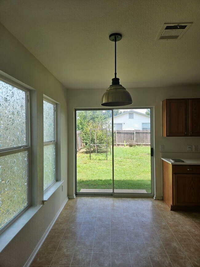 Building Photo - Cute house ready to be called your home !