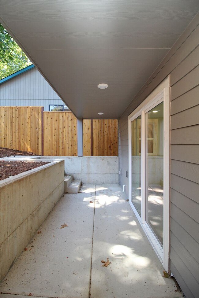 Building Photo - 4660-4660 SW Fairvale Ct