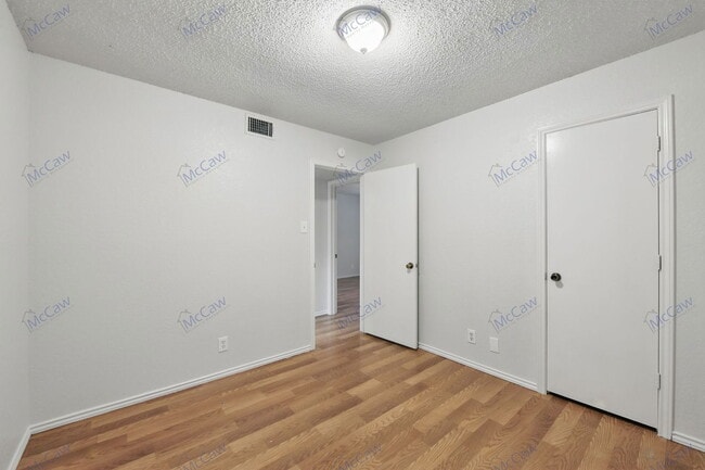 Building Photo - 6708 S Creek Dr