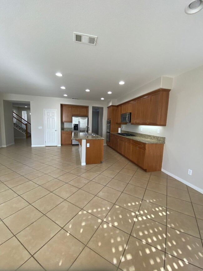 Building Photo - Beautiful 5 Bedroom Home in Murrieta Available!