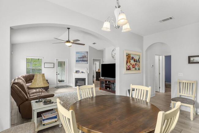 Building Photo - 526 Camellia Ct