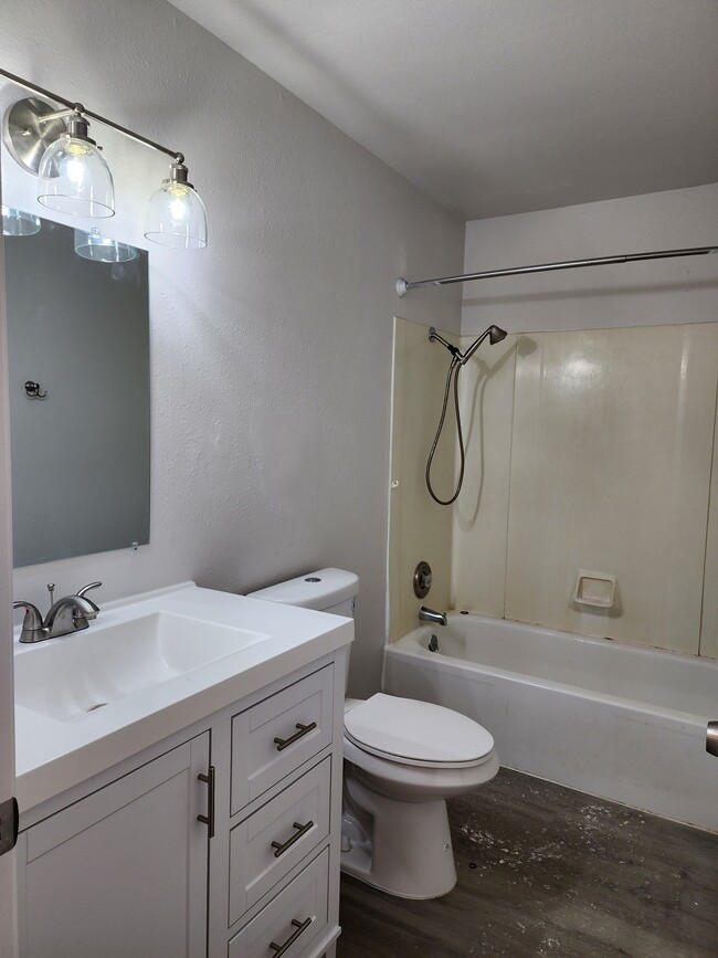 Building Photo - 401 E 8th Ave