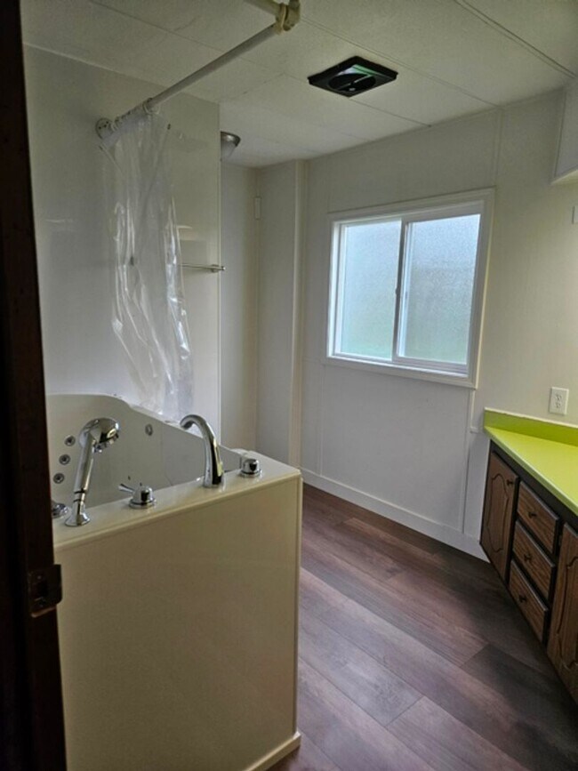 Building Photo - 3Bd/2Ba Manufactured Home - For viewing!