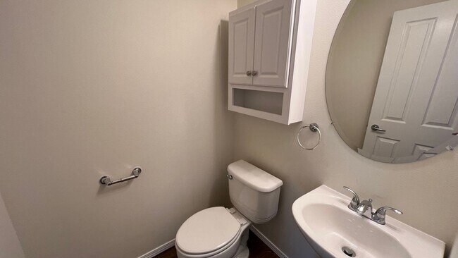 Building Photo - 3 Bed, 2.5 Bath - Beautiful Mountain Views - Close to JBER!