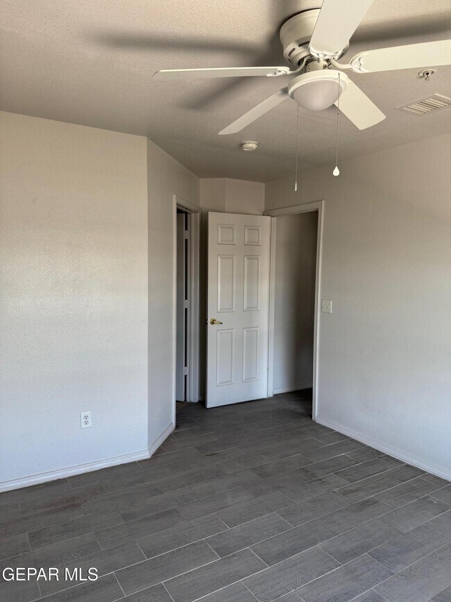 Building Photo - 6027 Brook Hollow Dr
