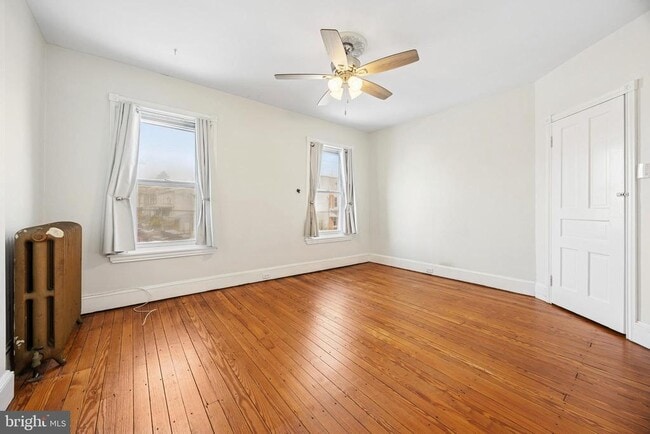 Building Photo - 437 Roxborough Ave