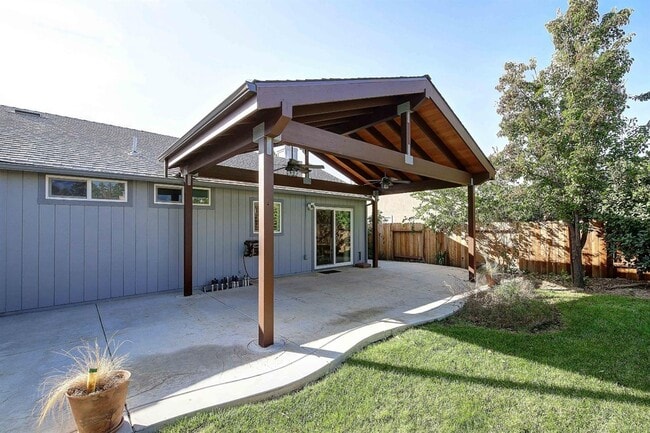 Building Photo - Updated 3 Bedroom Home on Quiet Court with Covered Patio