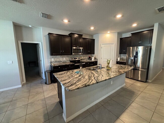 Building Photo - Large home in central Ocala location - Won't last