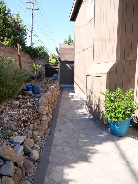 Building Photo - 8112 Holanda Ln