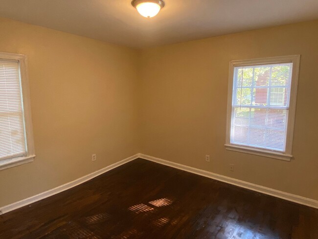 Building Photo - **AVAILABLE NOW**2 or 3 Bedroom / 1 Bathro...