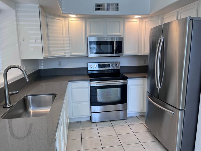Building Photo - COMING SOON! 3 bed 3 bath Town house with ...