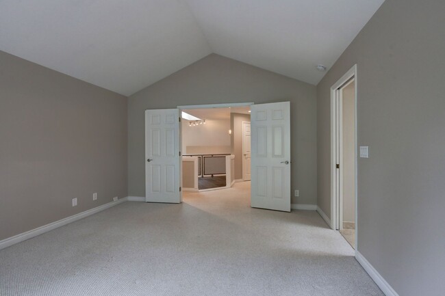 Building Photo - Beautifully Remodeled Home with Gourmet Kitchen & Fenced Yard in Klahanie