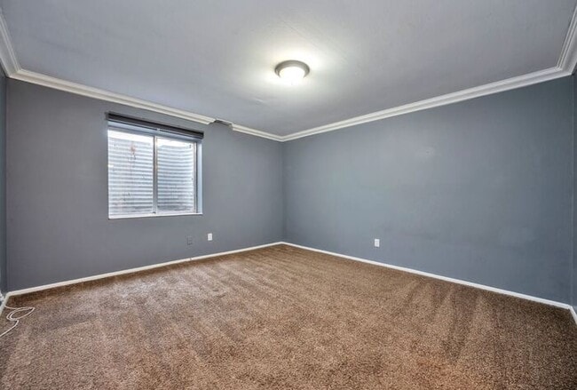 Building Photo - Awesome Rose Park Thouse in quiet community!