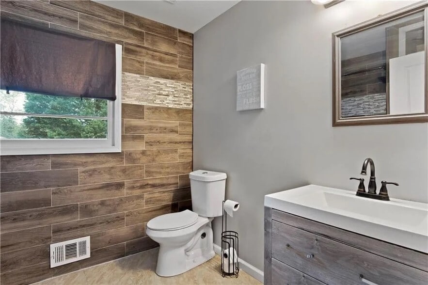 Building Photo - Room in House on Patricia Dr