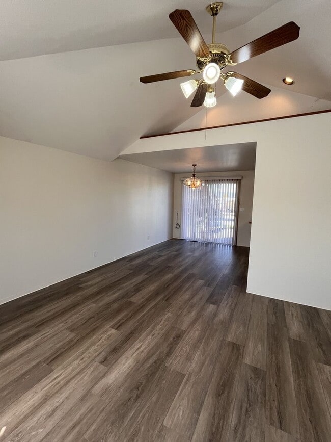 Building Photo - 3 Bedroom 2 Bath Single Family Home