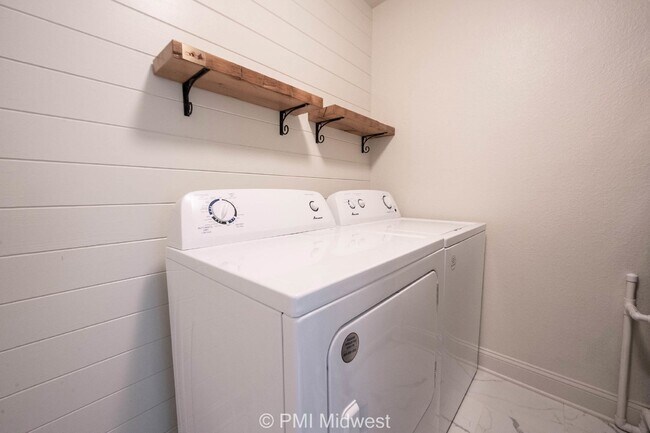 Building Photo - "Charming 3-Bed, 2-Bath Home with 1263 Sq Ft in Westfield's Serene Useppa Ct"