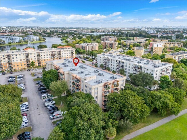 Building Photo - 9320 Fontainebleau Blvd