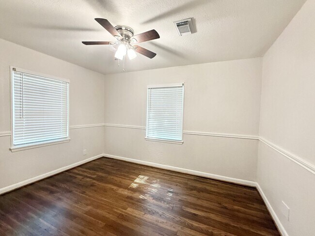 Building Photo - Adorable 3/1/1 Home in Lake Jackson !