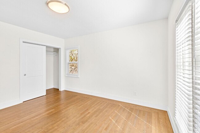 Building Photo - Charming & Spacious Single Family Home