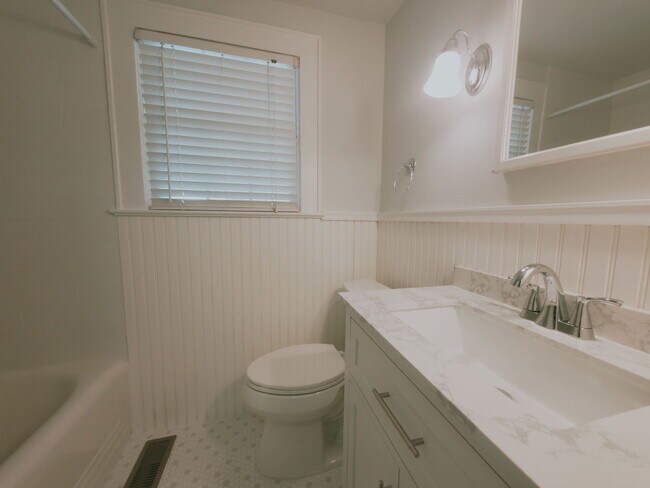 Building Photo - 12 Maplewood Terrace