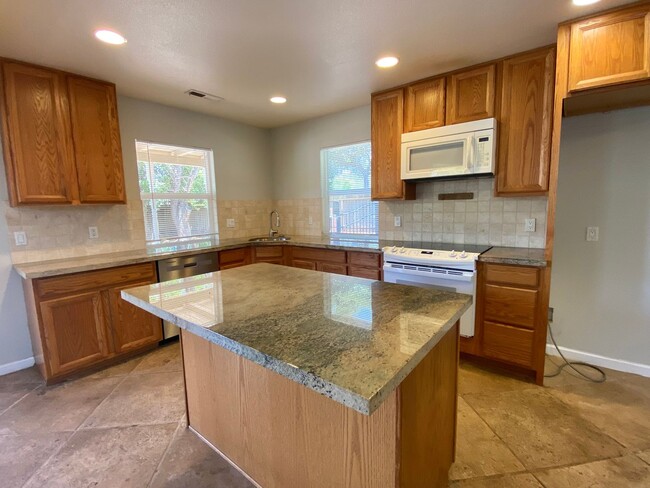 Building Photo - Charming 2 Bedroom Westside Petaluma Bungalow