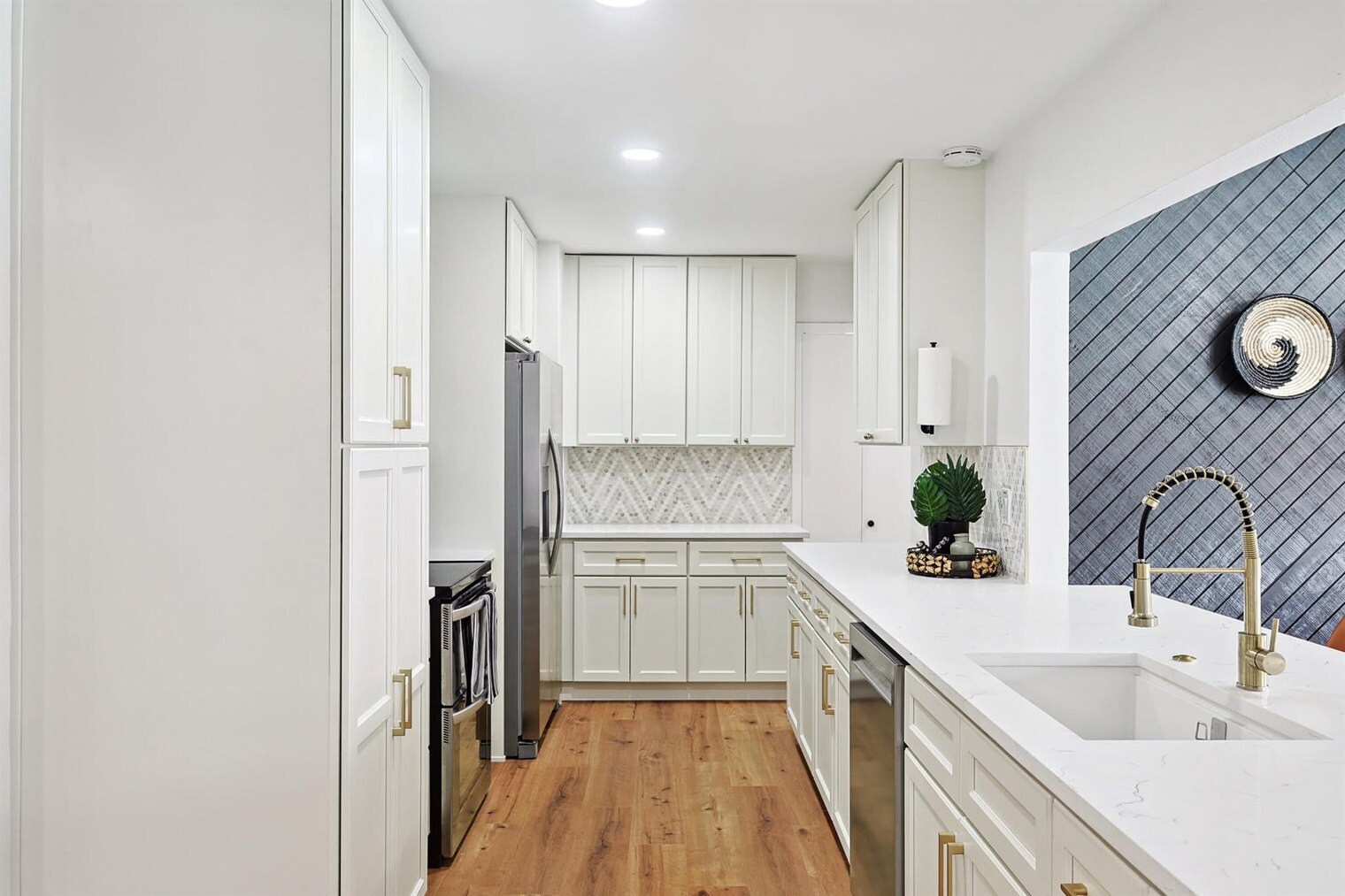 Building Photo - 7851 La Cabeza Dr