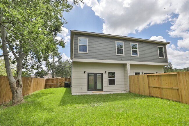 Building Photo - For Lease | 4 Bed, 2.5 Bath | 1,450 Sq Ft |