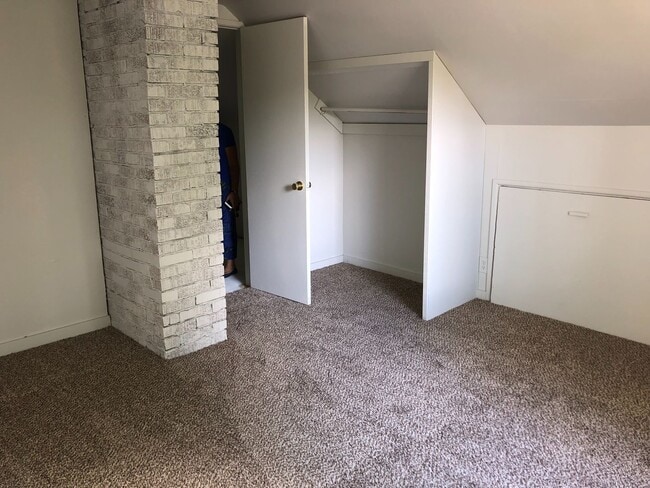 Building Photo - Campus 4 bedroom Available in December