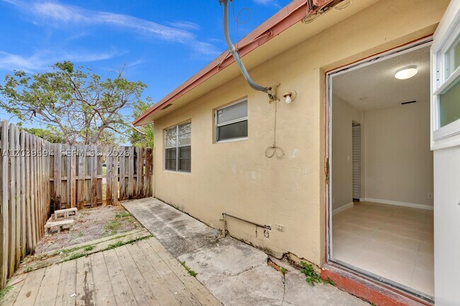 Building Photo - 2610 Riverland Dr