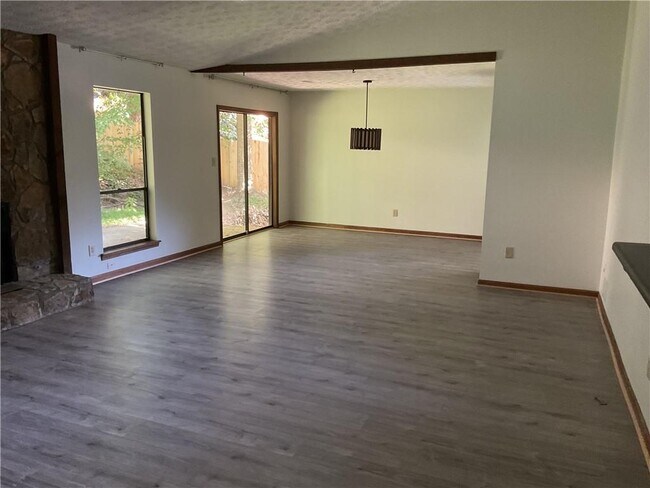 Building Photo - 215 Lakeland Ct