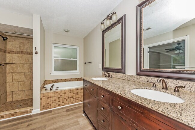 Building Photo - 4956 Alexis Dr