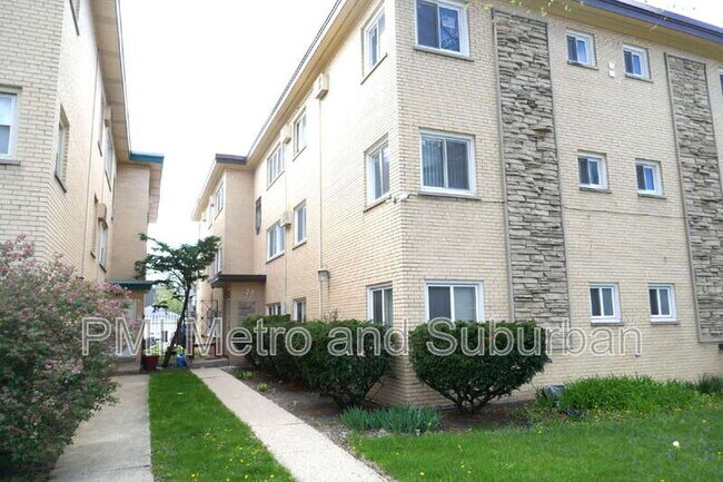 Building Photo - 828 N Austin Blvd