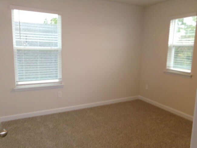 Building Photo - Spacious 4 bedroom home located in Clear Pond