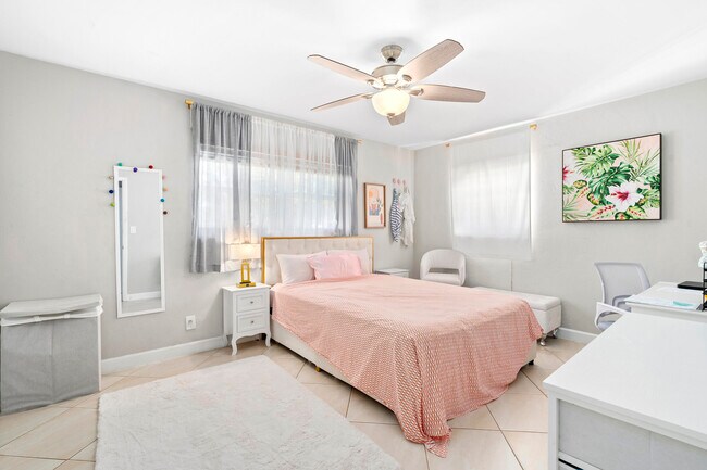 Building Photo - 250 NW 11th St