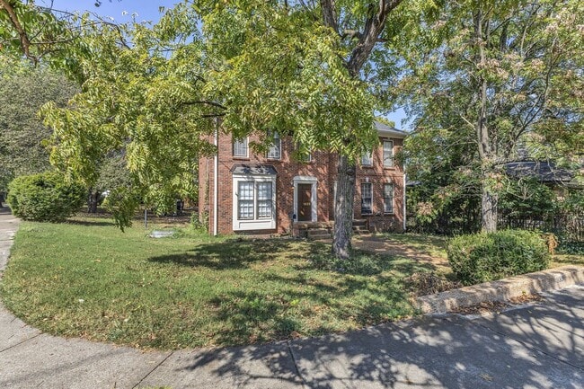 Building Photo - Amazing 2BE/2.5BA duplex in the heart of Belmont & Hillsboro Village!