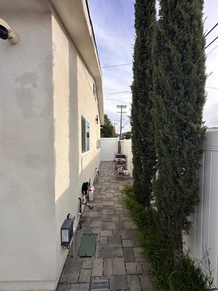 Building Photo - 10905 Olinda St