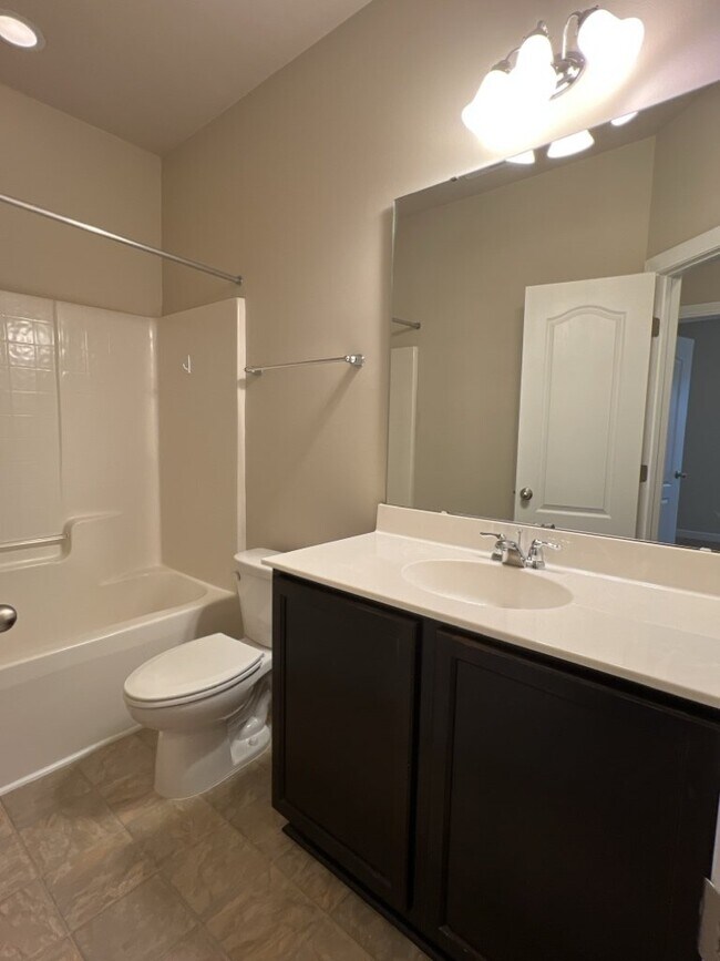 Building Photo - 579 Crossland Dr